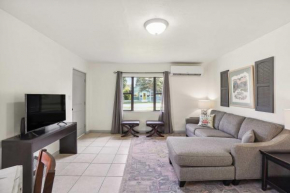 6 Mi to Downtown Orlando Quiet Home with Sunroom